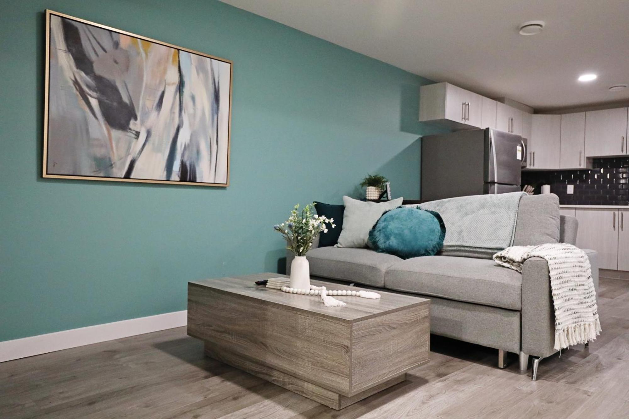 Beautiful With 4 King Beds,airport,disney+ Holiday home Edmonton